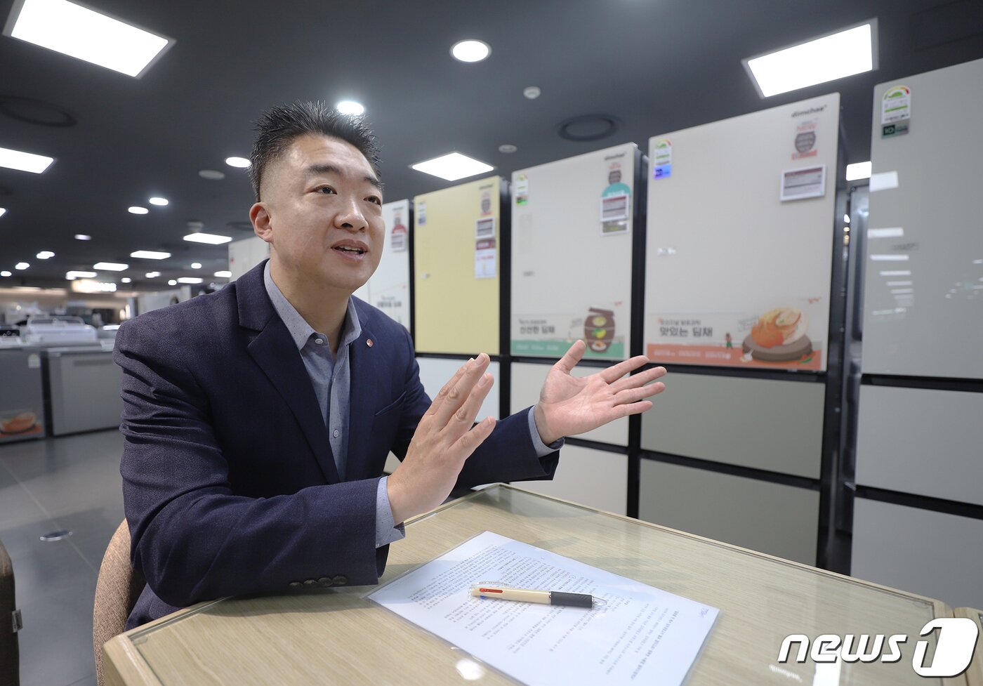 본문 이미지 - 김치냉장고 판매왕에 오른 백승훈 롯데하이마트 청주터미널점 매니저가 27일 서울의 한 매장에서 인터뷰하는 모습.(롯데하이마트 제공)