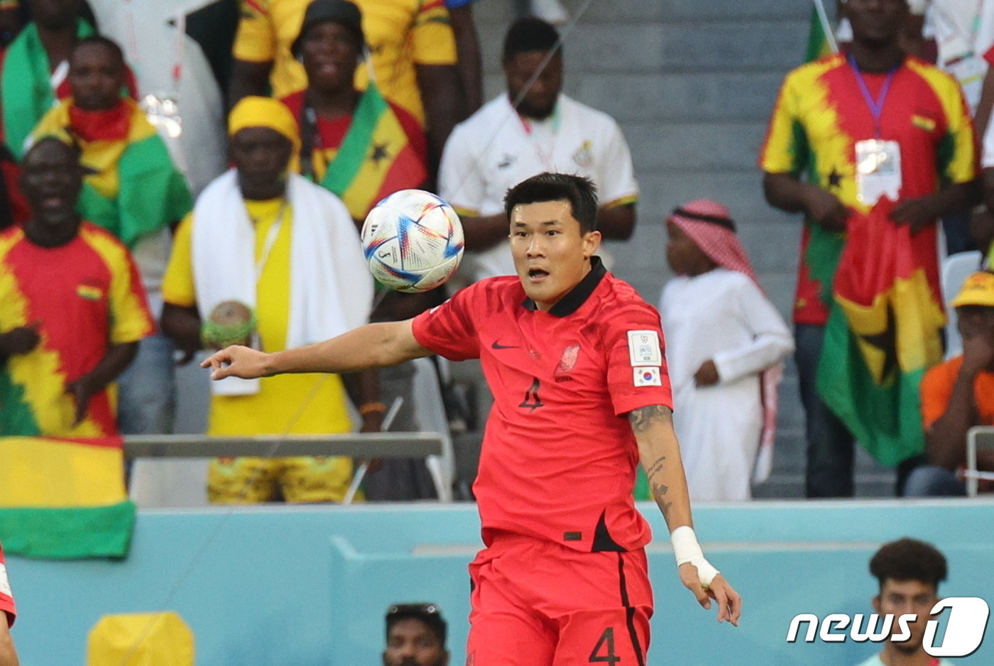 본문 이미지 - 파울루 벤투 감독이 이끄는 대한민국 축구대표팀 김민재가 28일 오후&#40;현지시간&#41; 카타르 알라이얀 에듀케이션 시티 스타디움에서 열린 2022 카타르 월드컵 조별리그 H조 2차전 가나와의 경기에서 볼 트래핑을 하고 있다. 2022.11.28/뉴스1 ⓒ News1 이광호 기자