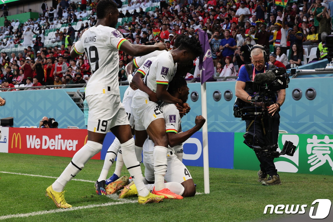 본문 이미지 - 28일 오후&#40;현지시간&#41; 카타르 알라이얀 에듀케이션 시티 스타디움에서 열린 2022 카타르 월드컵 조별리그 H조 2차전 대한민국과 가나의 경기에서 가나 모하메드 살리수가 득점 후 환호하고 있다. 2022.11.28/뉴스1 ⓒ News1 이광호 기자