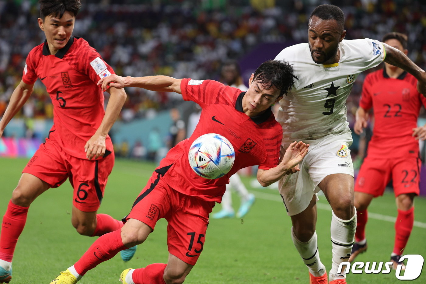 본문 이미지 - 28일 오후(현지시간) 카타르 알라이얀 에듀케이션 시티 스타디움에서 열린 2022 카타르 월드컵 조별리그 H조 2차전 대한민국과 가나의 경기에서 김문환이 몸으로 공을 막아서고 있다. 2022.11.28/뉴스1 ⓒ News1 이광호 기자