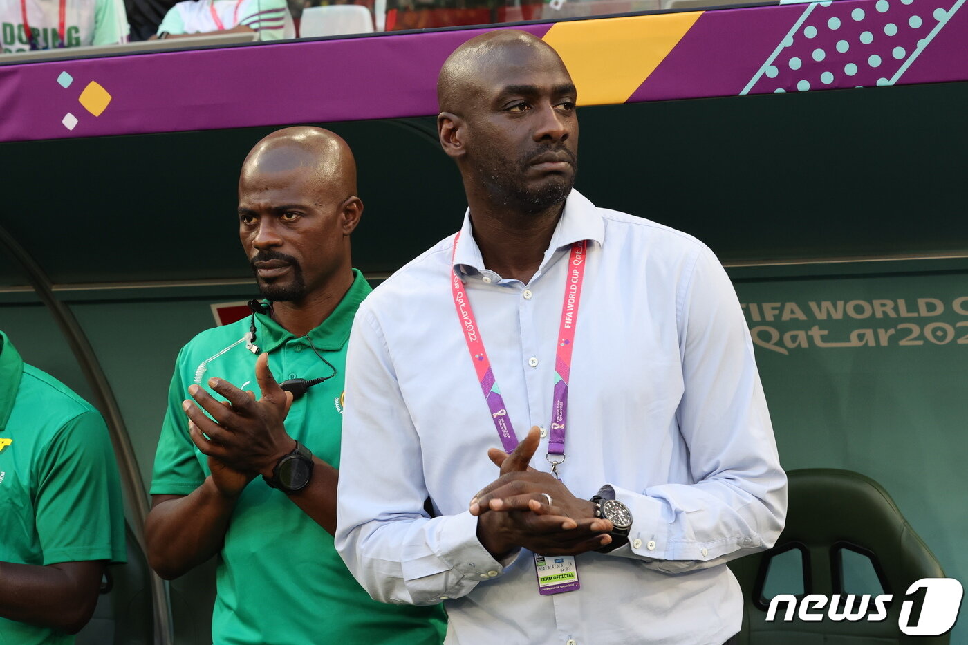 본문 이미지 - 오토 아도 가나 축구대표팀 감독이 28일 오후(현지시간) 카타르 알라이얀 에듀케이션 시티 스타디움에서 열린 2022 카타르 월드컵 조별리그 H조 2차전 대한민국과의 경기에 앞서 국가 제창 후 박수를 치고 있다. 2022.11.28/뉴스1 ⓒ News1 이동해 기자