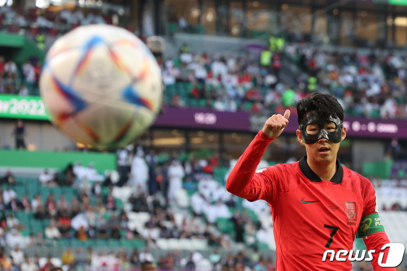 본문 이미지 - 28일 오후&#40;현지시간&#41; 카타르 알라이얀 에듀케이션 시티 스타디움에서 열린 2022 카타르 월드컵 조별리그 H조 2차전 대한민국과 가나의 경기에서 손흥민이 공을 바라보고 있다. 2022.11.28/뉴스1 ⓒ News1 이동해 기자