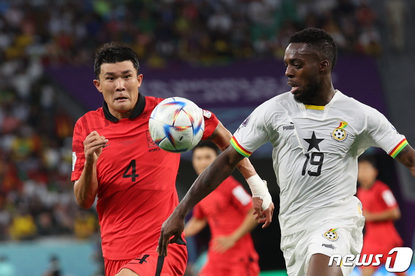 본문 이미지 - 28일 오후(현지시간) 카타르 알라이얀 에듀케이션 시티 스타디움에서 열린 2022 카타르 월드컵 조별리그 H조 2차전 대한민국과 가나의 경기에서 김민재가 윌리엄스와 치열한 볼다툼을 벌이고 있다. 2022.11.28/뉴스1 ⓒ News1 이광호 기자
