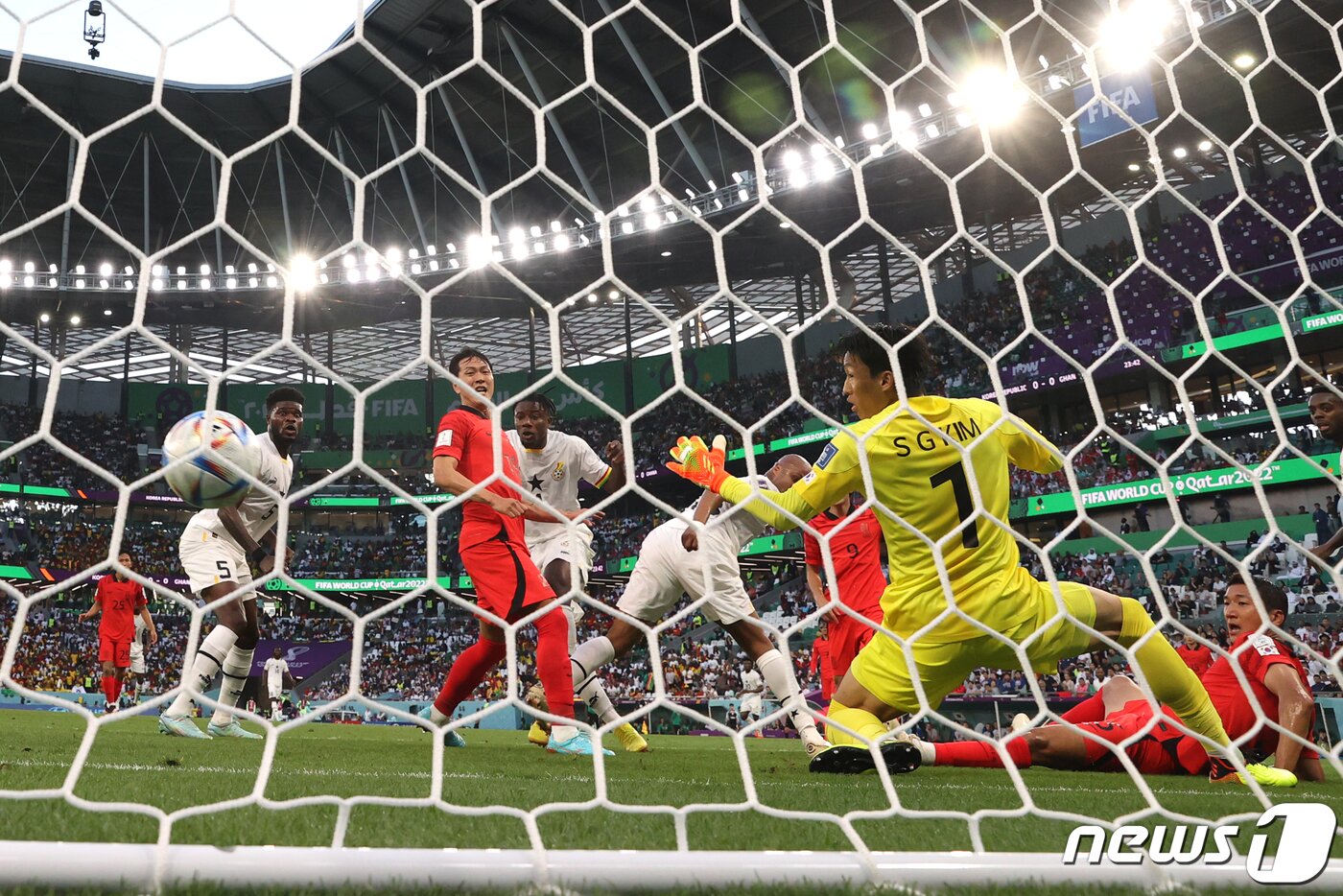 본문 이미지 - 가나에 실점하는 김승규 골키퍼2022.11.28/뉴스1 ⓒ News1 이광호 기자