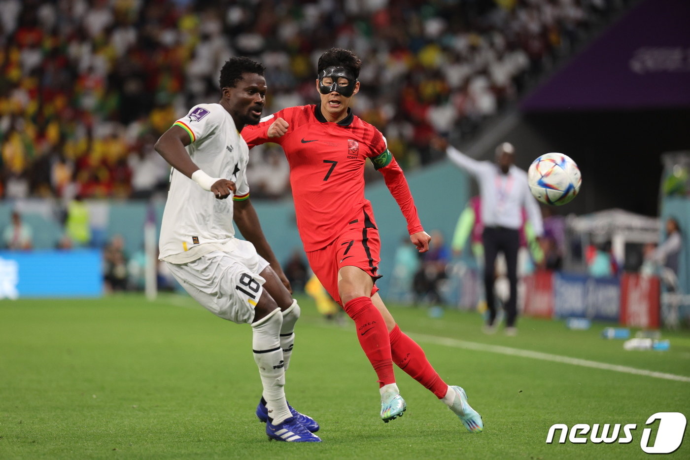 본문 이미지 - 28일 오후&#40;현지시간&#41; 카타르 알라이얀 에듀케이션 시티 스타디움에서 열린 2022 카타르 월드컵 조별리그 H조 2차전 대한민국과 가나의 경기에서 손흥민이 돌파를 시도하고 있다. 2022.11.28/뉴스1 ⓒ News1 이광호 기자