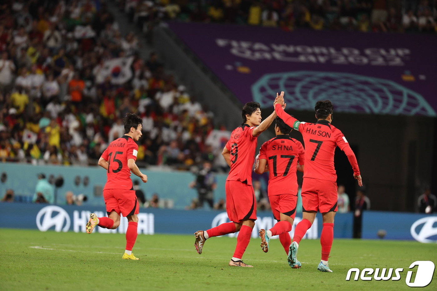 본문 이미지 - 28일 오후&#40;현지시간&#41; 카타르 알라이얀 에듀케이션 시티 스타디움에서 열린 2022 카타르 월드컵 조별리그 H조 2차전 대한민국과 가나의 경기에서 대한민국 조규성이 득점 후 손흥민과 환호하고 있다. 2022.11.28/뉴스1 ⓒ News1 이광호 기자