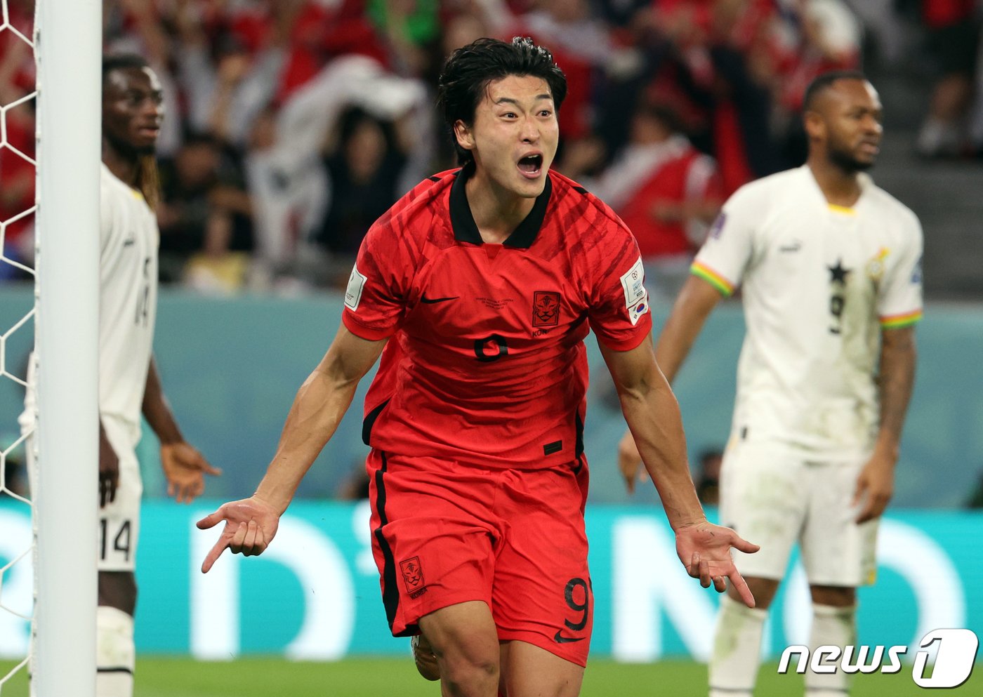 본문 이미지 - 28일 오후&#40;현지시간&#41; 카타르 알라이얀 에듀케이션 시티 스타디움에서 열린 2022 카타르 월드컵 조별리그 H조 2차전 대한민국과 가나의 경기에서 조규성이 골을 넣은 뒤 포효하고 있다. 2022.11.28/뉴스1 ⓒ News1 이광호 기자