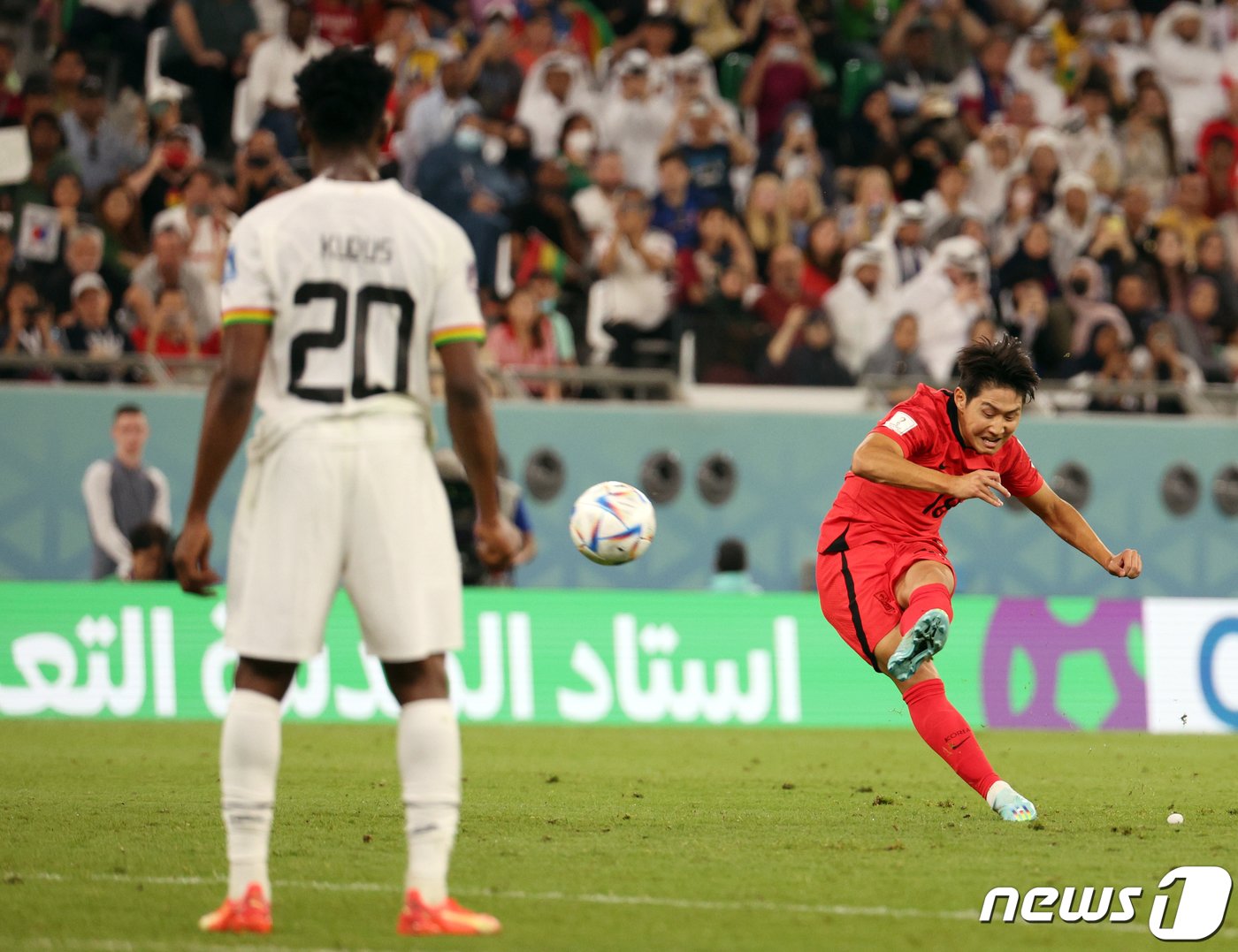 본문 이미지 - 28일 오후&#40;현지시간&#41; 카타르 알라이얀 에듀케이션 시티 스타디움에서 열린 2022 카타르 월드컵 조별리그 H조 2차전 대한민국과 가나의 경기에서 이강인이 프리킥을 차고 있다. 2022.11.28/뉴스1 ⓒ News1 이광호 기자