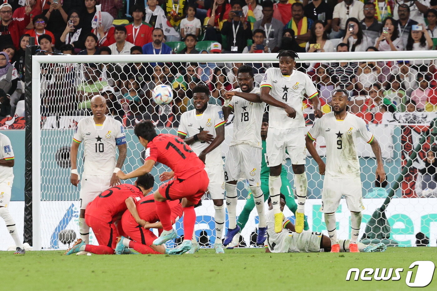 본문 이미지 - 28일 오후(현지시간) 카타르 알라이얀 에듀케이션 시티 스타디움에서 열린 2022 카타르 월드컵 조별리그 H조 2차전 대한민국과 가나의 경기에서 대한민국 이강인이 프리킥 슛을 하고 있다. 2022.11.28/뉴스1 ⓒ News1 이동해 기자