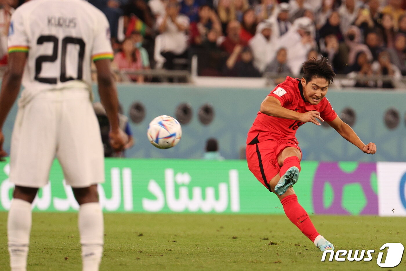 본문 이미지 - 28일 오후(현지시간) 카타르 알라이얀 에듀케이션 시티 스타디움에서 열린 2022 카타르 월드컵 조별리그 H조 2차전 대한민국과 가나의 경기에서 대한민국 이강인이 프리킥을 시도 하고 있다. 2022.11.28/뉴스1 ⓒ News1 이광호 기자