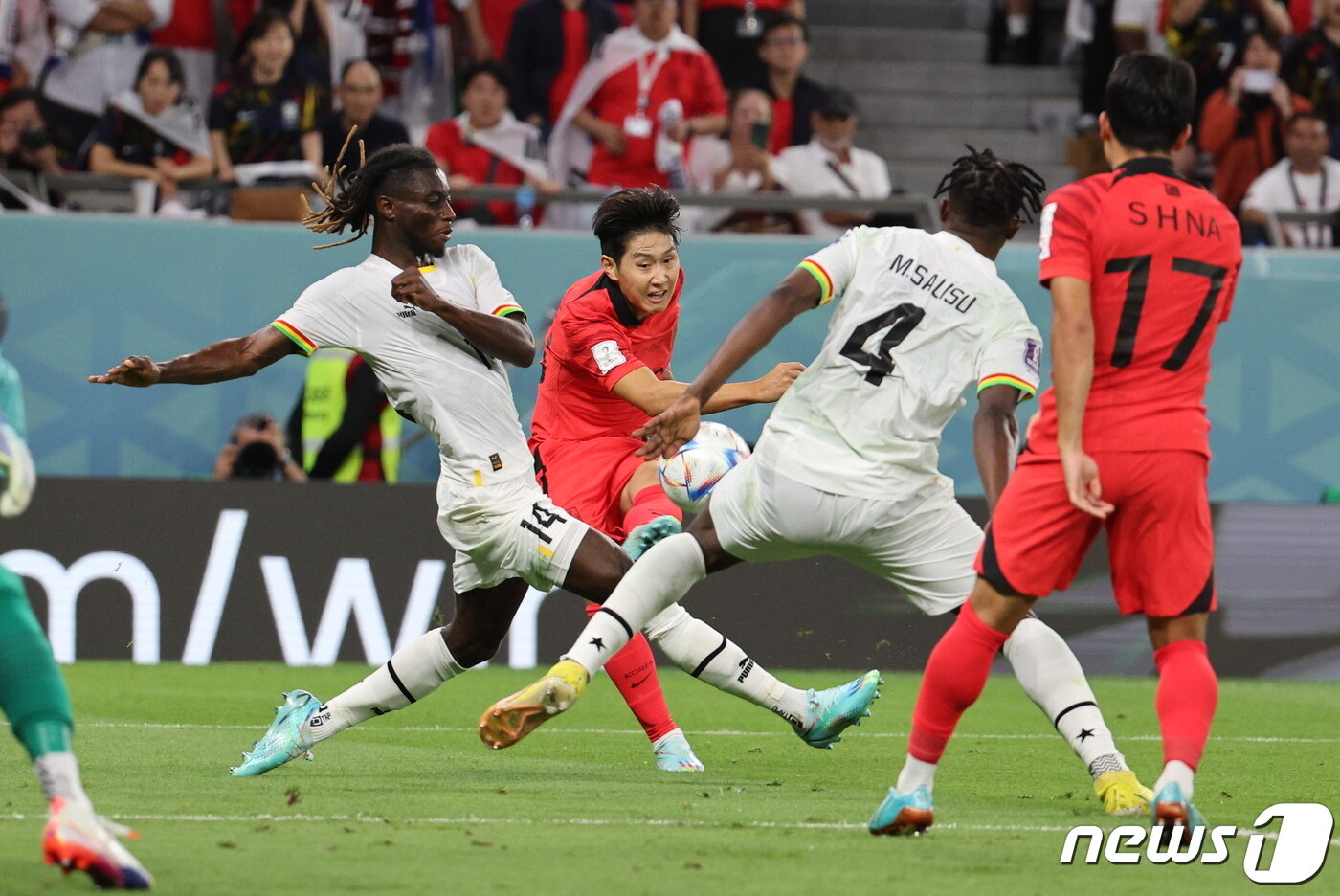 본문 이미지 - 28일 오후(현지시간) 카타르 알라이얀 에듀케이션 시티 스타디움에서 열린 2022 카타르 월드컵 조별리그 H조 2차전 대한민국과 가나의 경기에서 대한민국 이강인이 프리킥 슛을 하고 있다. 2022.11.28/뉴스1 ⓒ News1 이광호 기자