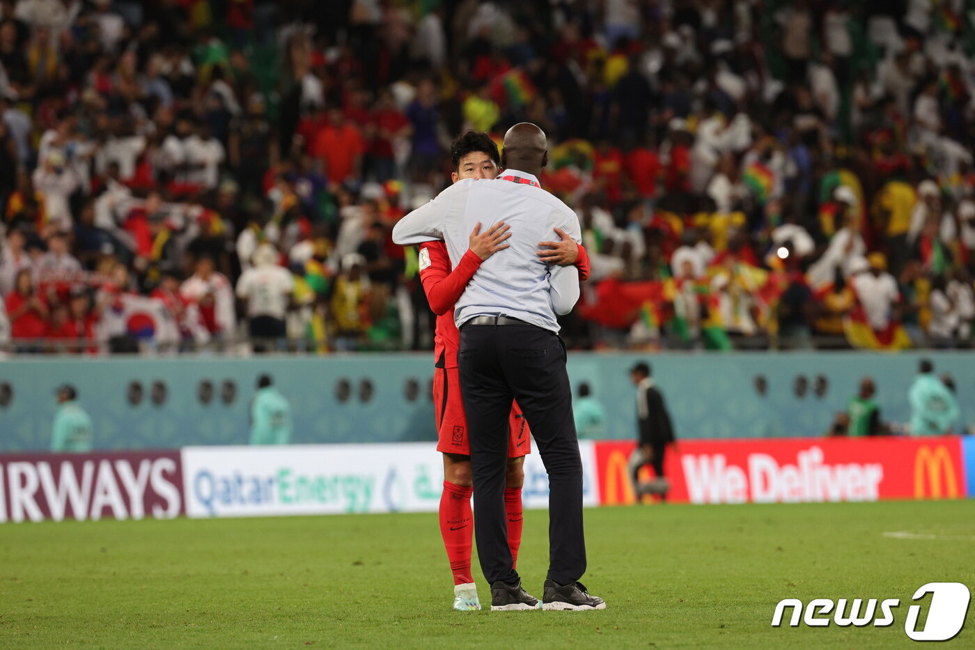 본문 이미지 - 손흥민과 오토 아도 가나 대표팀 감독. /뉴스1 ⓒ News1 이광호 기자