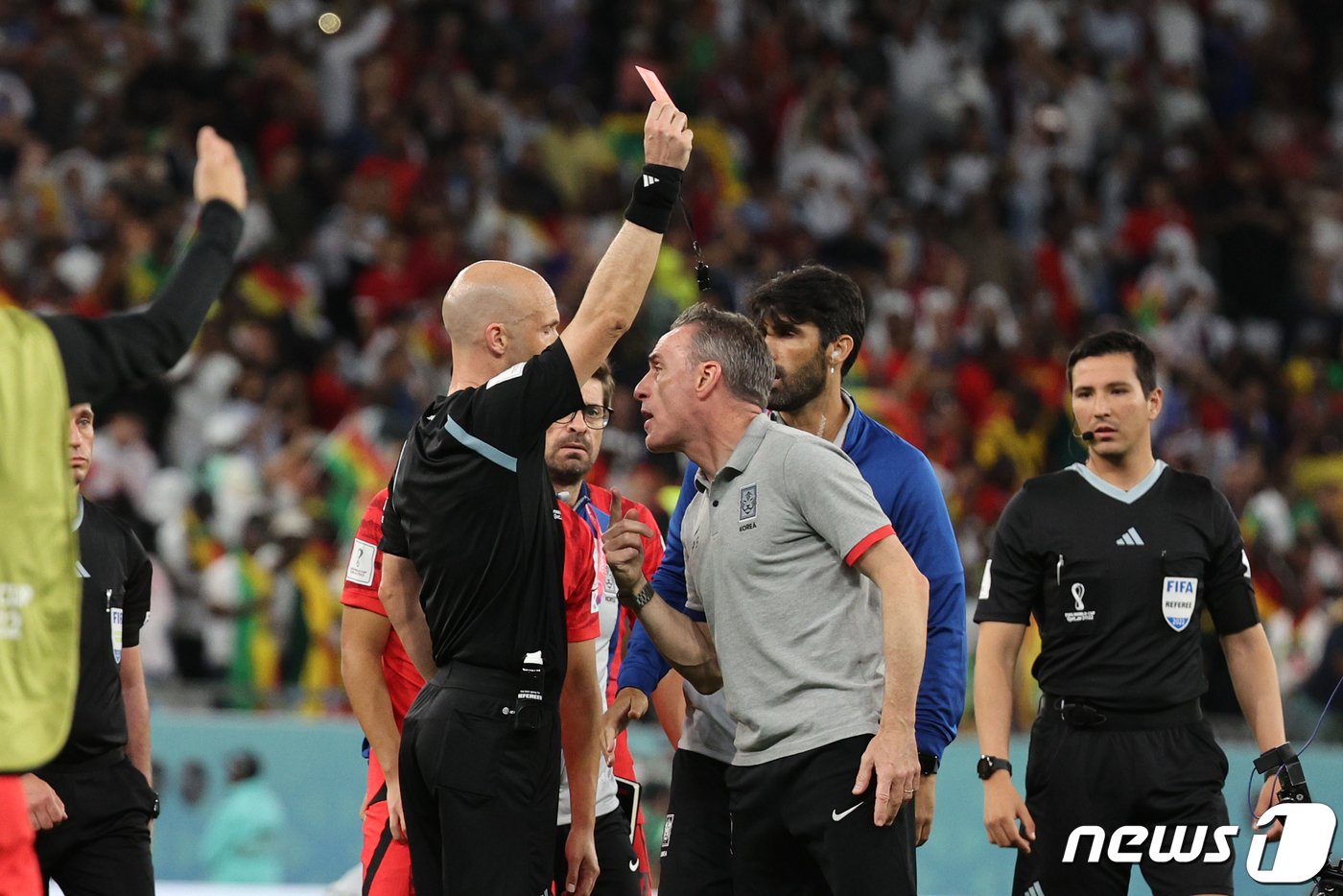 본문 이미지 - 28일 오후&#40;현지시간&#41; 카타르 알라이얀 에듀케이션 시티 스타디움에서 열린 2022 카타르 월드컵 조별리그 H조 2차전 대한민국과 가나의 경기, 마지막 코너킥 상황에 종료 휘슬을 분 앤서니 테일러 주심에게 벤투 감독이 강력히 항의하자 레드카트를 꺼내고 있다. 2022.11.28/뉴스1 ⓒ News1 이광호 기자