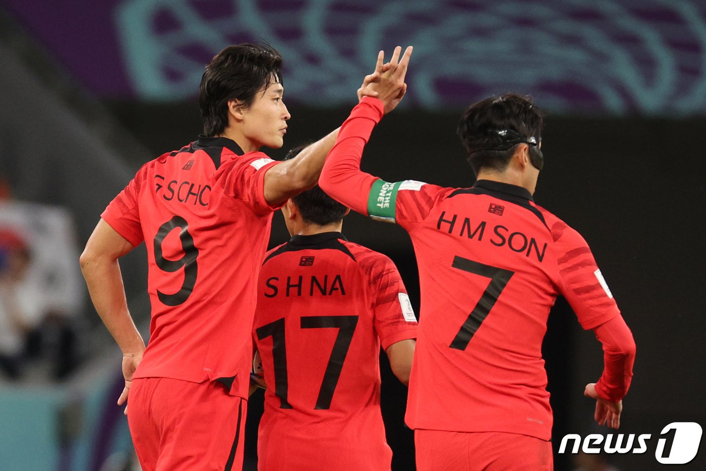 본문 이미지 - 28일 오후&#40;현지시간&#41; 카타르 알라이얀 에듀케이션 시티 스타디움에서 열린 2022 카타르 월드컵 조별리그 H조 2차전 대한민국과 가나의 경기에서 대한민국 조규성이 추격골을 성공시킨뒤 손흥민과 하이파이브를 하고 있다. 2022.11.29/뉴스1 ⓒ News1 이광호 기자