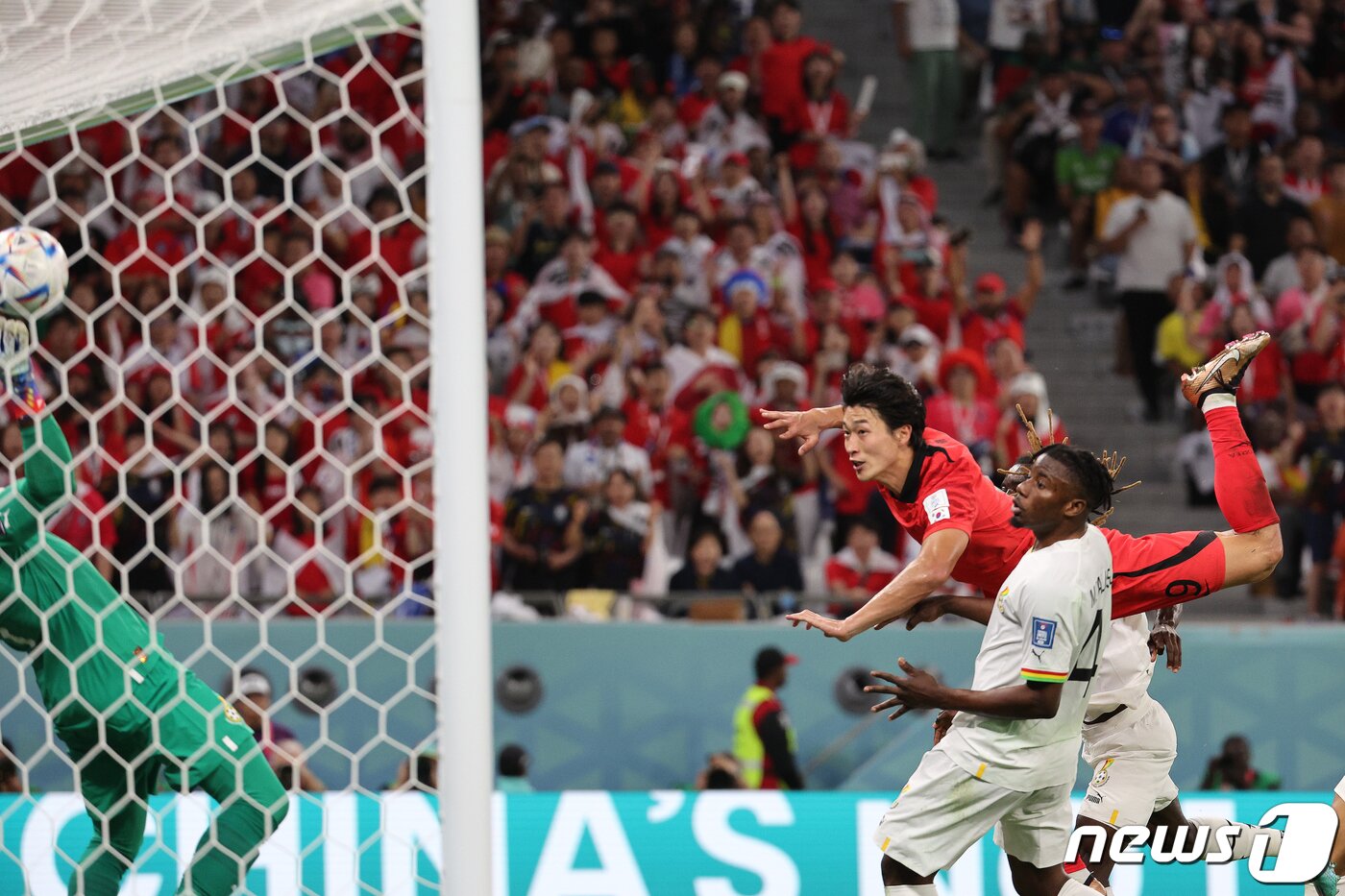 본문 이미지 - 28일 오후(현지시간) 카타르 알라이얀 에듀케이션 시티 스타디움에서 열린 2022 카타르 월드컵 조별리그 H조 2차전 대한민국과 가나의 경기에서 대한민국 조규성이 헤더로 동점골을 성공시키고 있다. 2022.11.29/뉴스1 ⓒ News1 이광호 기자