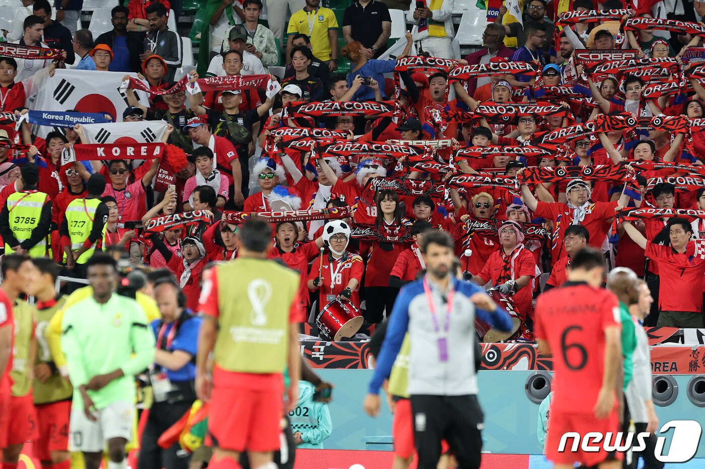 본문 이미지 - 28일 오후(현지시간) 카타르 알라이얀 에듀케이션 시티 스타디움에서 열린 2022 카타르 월드컵 조별리그 H조 2차전 대한민국과 가나의 경기에서 붉은 악마들이 선수들에게 응원을 보내고 있다. ⓒ News1