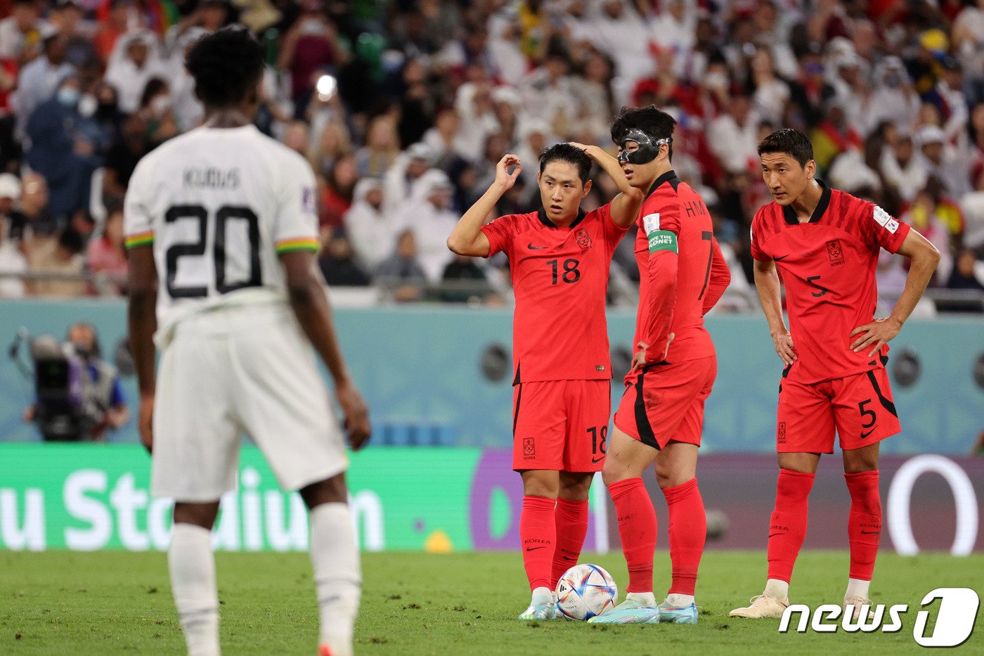 본문 이미지 - 28일 오후&#40;현지시간&#41; 카타르 알라이얀 에듀케이션 시티 스타디움에서 열린 2022 카타르 월드컵 조별리그 H조 2차전 대한민국과 가나의 경기에서 대한민국 손흥민과 이강인, 정우영이 프리킥 준비를 하고 있다. 2022.11.29/뉴스1 ⓒ News1 이광호 기자