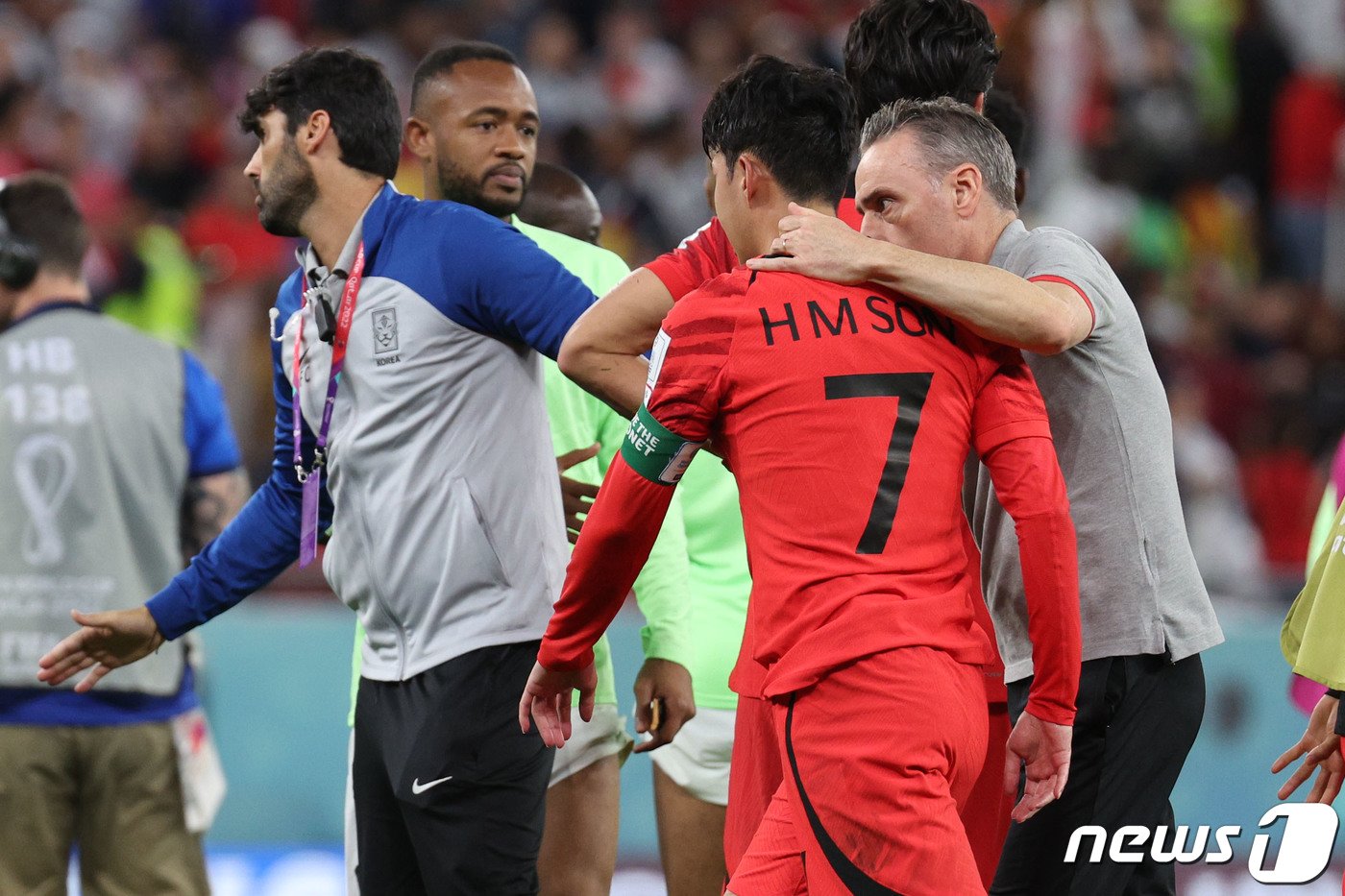 본문 이미지 - 28일 오후&#40;현지시간&#41; 카타르 알라이얀 에듀케이션 시티 스타디움에서 열린 2022 카타르 월드컵 조별리그 H조 2차전 대한민국과 가나의 경기에서 2대 3으로 경기를 패한 대한민국 손흥민을 벤투 감독이 위로하고 있다. 2022.11.29/뉴스1 ⓒ News1 이광호 기자
