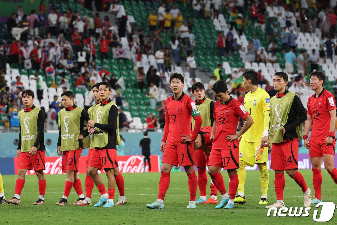 본문 이미지 - 28일 오후(현지시간) 카타르 알라이얀 에듀케이션 시티 스타디움에서 열린 2022 카타르 월드컵 조별리그 H조 2차전 대한민국과 가나의 경기에서 2대 3으로 패한 대한민국 선수들이 아쉬워하고 있다. ⓒ News1 