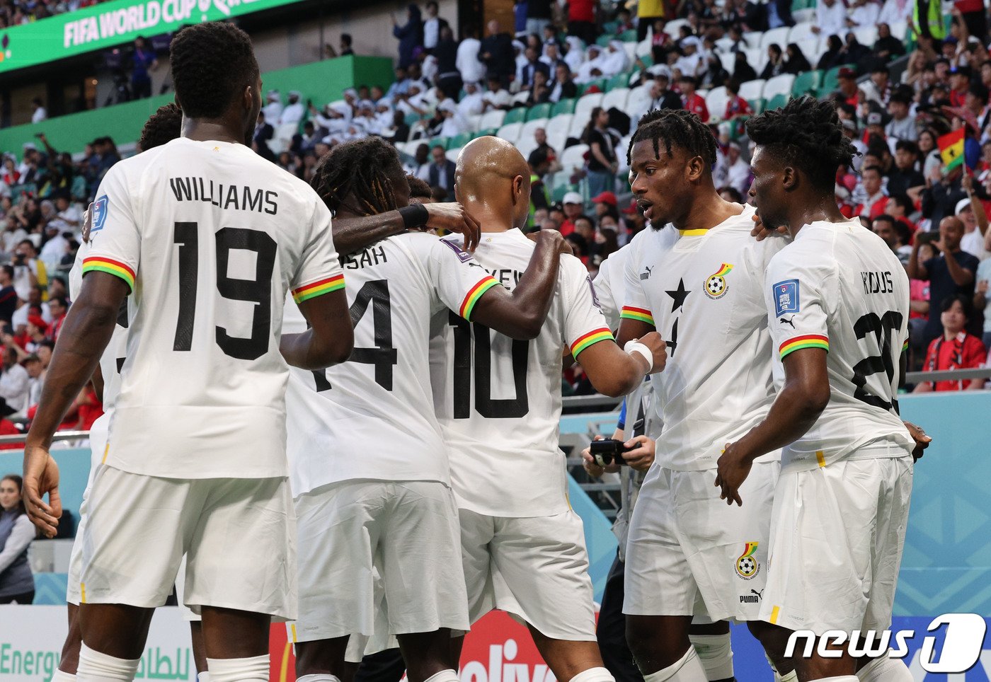 본문 이미지 - 28일 오후&#40;현지시간&#41; 카타르 알라이얀 에듀케이션 시티 스타디움에서 열린 2022 카타르 월드컵 조별리그 H조 2차전 대한민국과 가나의 경기에서 선제골을 넣은 가나의 살리수가 동료들과 기쁨을 나누고 있다. 2022.11.29/뉴스1 ⓒ News1 이광호 기자