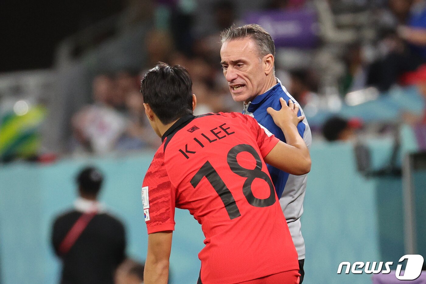 본문 이미지 - 파울루 벤투 대한민국 축구대표팀 감독이 28일 오후(현지시간) 카타르 알라이얀 에듀케이션 시티 스타디움에서 열린 2022 카타르 월드컵 조별리그 H조 2차전 가나와의 경기 후반, 교체 투입되는 이강인에게 작전지시를 하고 있다. 2022.11.29 ⓒ 뉴스1 이광호 기자