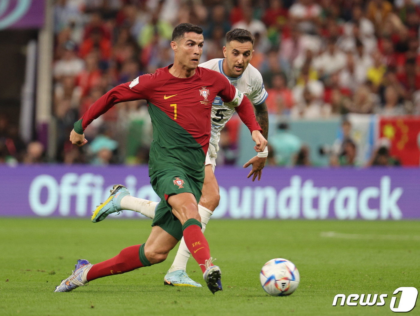 본문 이미지 - 28일 오후(현지시간) 카타르 루사일 스타디움에서 열린 2022 카타르 월드컵 조별리그 H조 2차전 포르투갈과 우루과이의 경기에서 포르투갈 호날두가 드리블 돌파를 시도하고 있다. 2022.11.29/뉴스1 ⓒ News1 이광호 기자