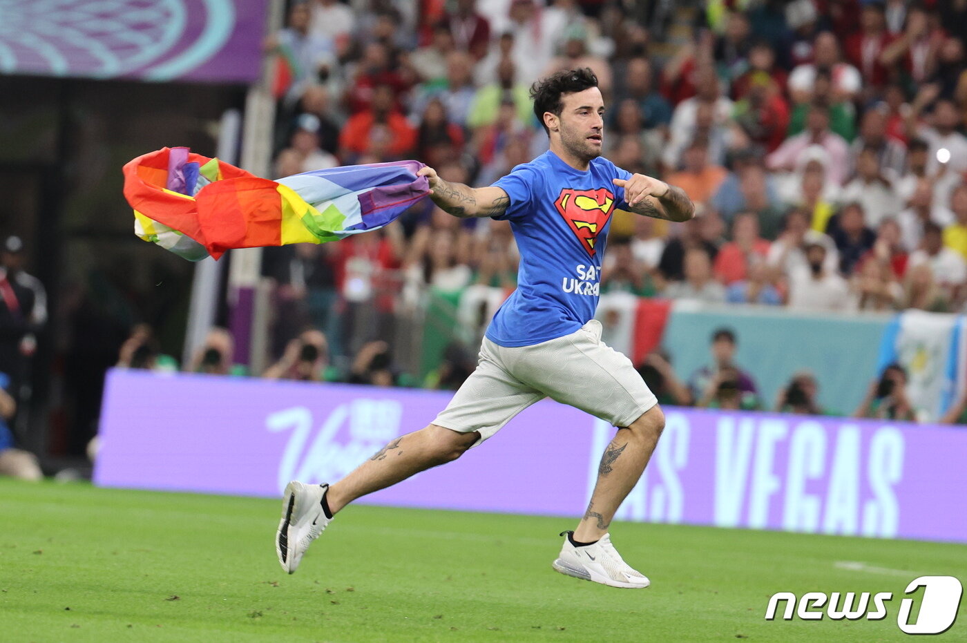 본문 이미지 - 28일 오후(현지시간) 카타르 루사일 스타디움에서 열린 2022 카타르 월드컵 조별리그 H조 2차전 포르투갈과 우루과이의 경기에서 한 관중이 경기장에 난입을 하고 있다. ⓒ News1