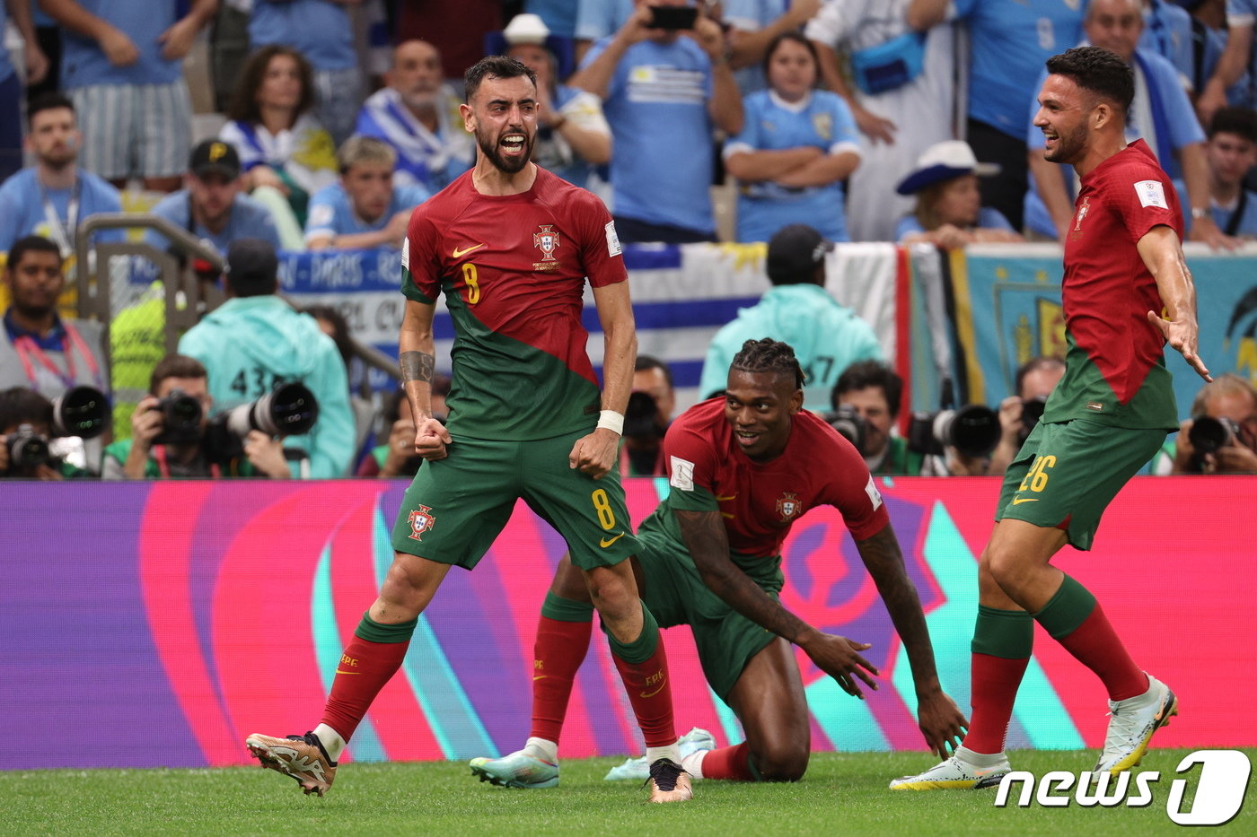 본문 이미지 - 28일 오후&#40;현지시간&#41; 카타르 루사일 스타디움에서 열린 2022 카타르 월드컵 조별리그 H조 2차전 포르투갈과 우루과이의 경기에서 포르투갈의 브루노 페르난데스가 패널티킥을 성공시킨 뒤 세리머니를 하고 하고 있다. 2022.11.29/뉴스1 ⓒ News1 이광호 기자