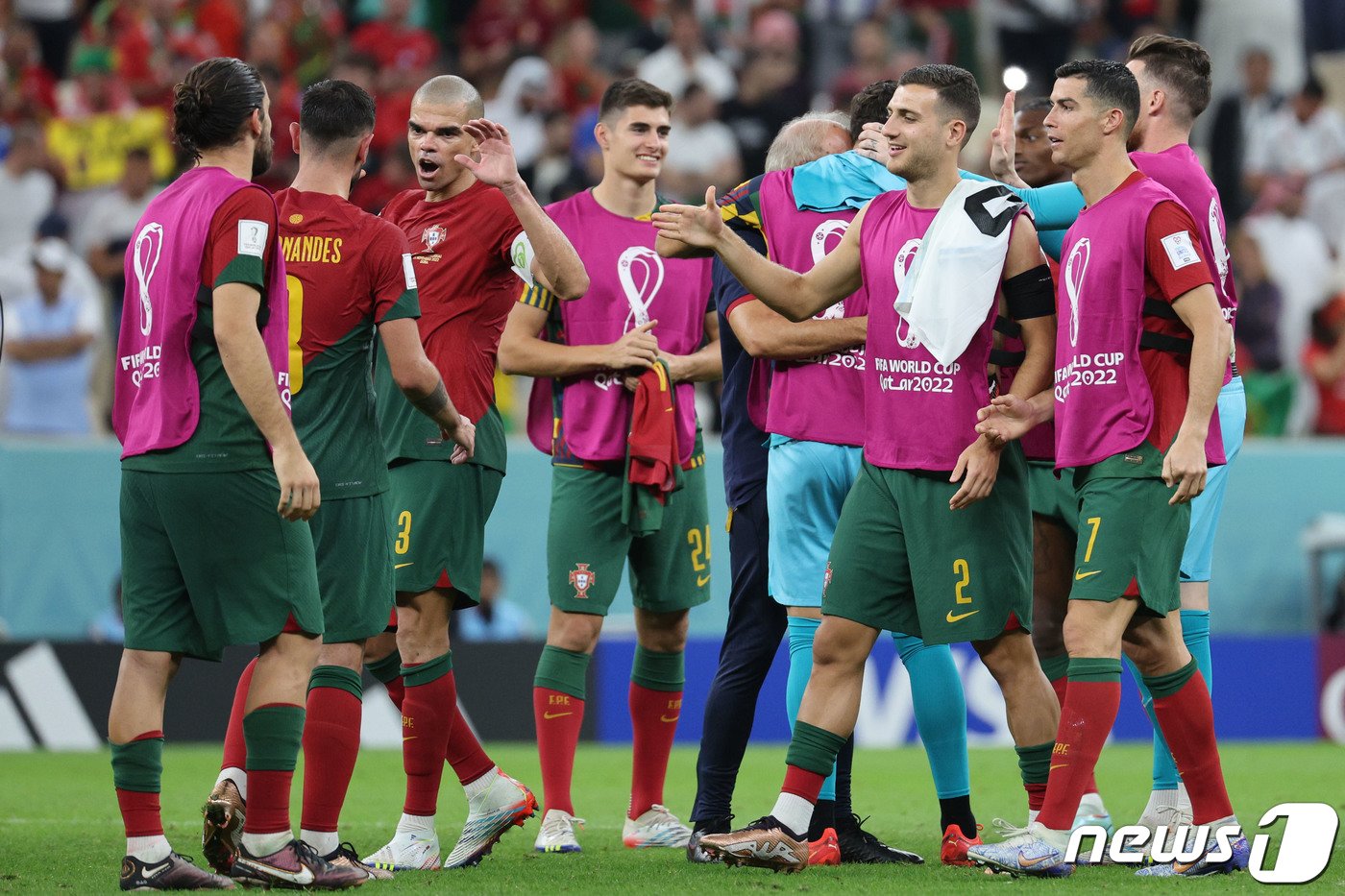 본문 이미지 - 28일 오후&#40;현지시간&#41; 카타르 루사일 스타디움에서 열린 2022 카타르 월드컵 조별리그 H조 2차전 포르투갈과 우루과이의 경기에서 2대 0으로 승리한 포르투갈 선수들이 기쁨을 나누고 있다. 2022.11.29/뉴스1 ⓒ News1 이광호 기자