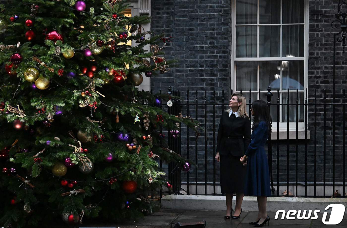(런던 AFP=뉴스1) 우동명 기자 = 리시 수낵 영국 총리의 부인 악샤타 무르티 여사가 28일 (현지시간) 런던 총리 관저 앞에서 볼로디미르 젤렌스키 우크라이나 대통령의 부인 올 …
