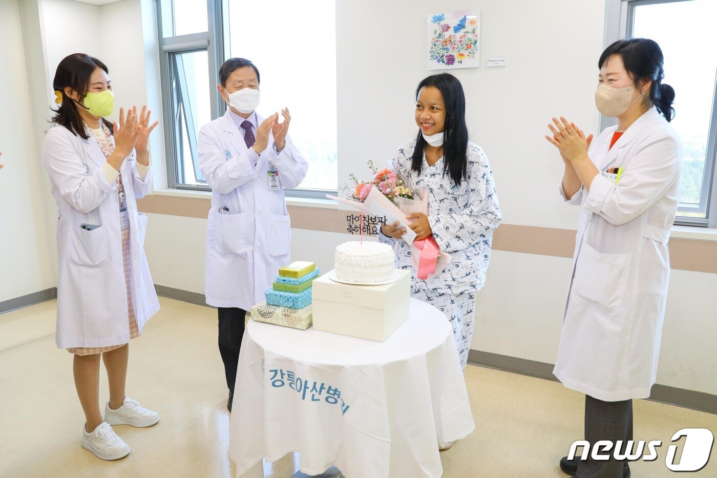 본문 이미지 - 선천성 심장병을 앓고 있는 캄보디아 여성 '마이 찬보파' (가운데)의 무료수술 집도를 한 강릉아산병원 전보배 교수(사진 완쪽)와 소아청소년과 김영휘 교수(왼쪽 두번째) 등이 찬보파 씨의 퇴원을 축하하고 있다.(강릉아산병원 제공) 2022.11.29/뉴스1