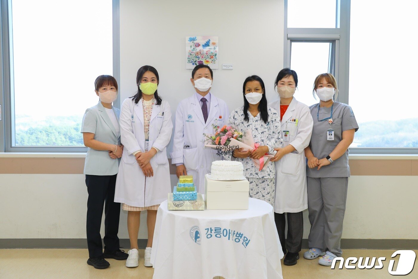 본문 이미지 - 선천성 심장병을 앓고 있는 캄보디아 여성 '마이 찬보파' (오른쪽 세번째)의 무료수술 집도를 한 강릉아산병원 전보배 교수(왼쪽 두번째)와 소아청소년과 김영휘 교수(가운데)등 의료진이 찬보파 씨의 퇴원을 축하하고 있다.(강릉아산병원 제공) 2022.11.29/뉴스1