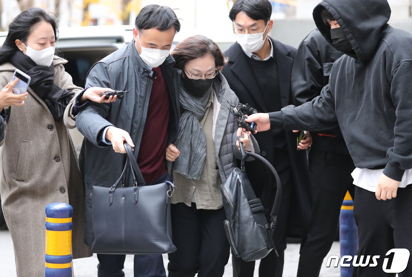 본문 이미지 - 박희영 용산구청장이 29일 오전 이태원 참사 관련 조사를 받기 위해 서울 마포구 경찰청 특수수사본부(특수본)로 소환되고 있다. 2022.11.29/뉴스1 ⓒ News1 송원영 기자