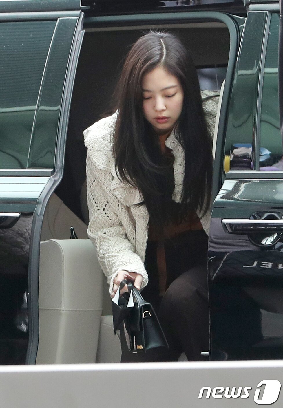 본문 이미지 - 그룹 블랙핑크(BLACKPINK) 제니가 29일 유럽투어를 위해 인천국제공항에 도착해 차에서 내리고 있다. ⓒ News1 권현진 기자