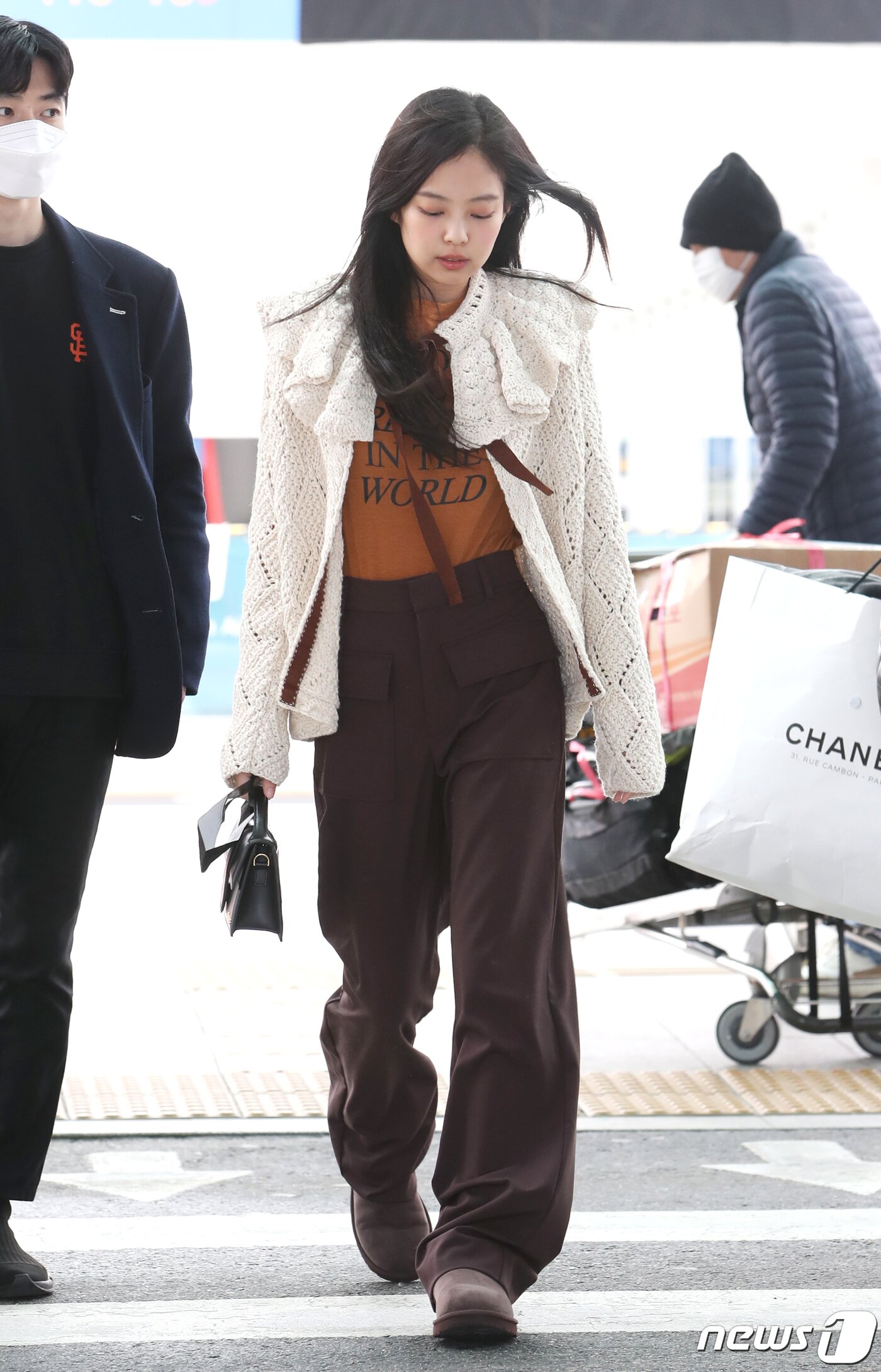 본문 이미지 - 그룹 블랙핑크(BLACKPINK) 제니가 29일 유럽투어를 위해 인천국제공항을 통해 영국 런던으로 떠나고 있다. ⓒ News1 권현진 기자