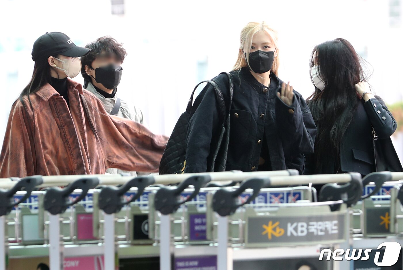 본문 이미지 - 그룹 블랙핑크(BLACKPINK) 리사(왼쪽부터)와 로제, 지수가 29일 유럽투어를 위해 인천국제공항에 도착해 영국 런던으로 출국하기 전 담소를 나누고 있다.  ⓒ News1 권현진 기자