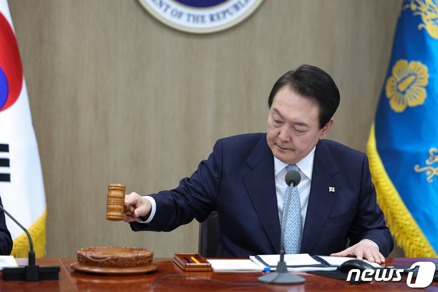 윤석열 대통령이 29일 용산 대통령실에서 열린 국무회의를 주재하며 의사봉을 두드리고 있다. 윤 대통령은 이 자리에서 &#34;정부는 오늘 우리 민생과 국가 경제에 초래될 더 심각한 위기를 막기 위해 부득이 시멘트 분야의 운송 거부자에 대해 업무개시명령을 발동한다＂며 사상 첫 업무개시명령에 나섰다. &#40;대통령실 제공&#41; 2022.11.29/뉴스1 ⓒ News1 오대일 기자