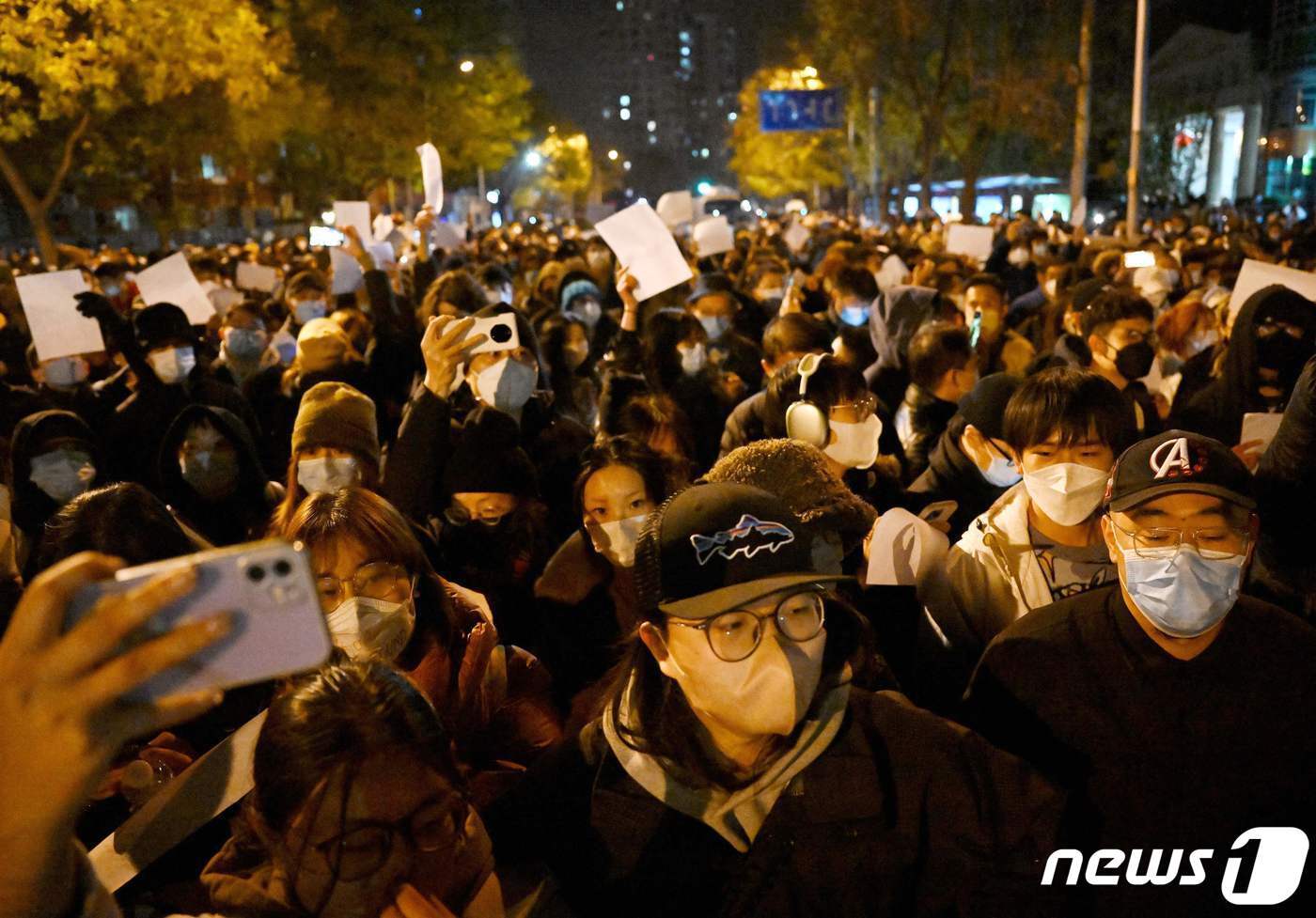 본문 이미지 - 27일 베이징에서 정부의 고강도 제로 코로나19 봉쇄 정책에 항의하는 시위가 발생했다. ⓒ AFP=뉴스1 ⓒ News1 정윤영 기자