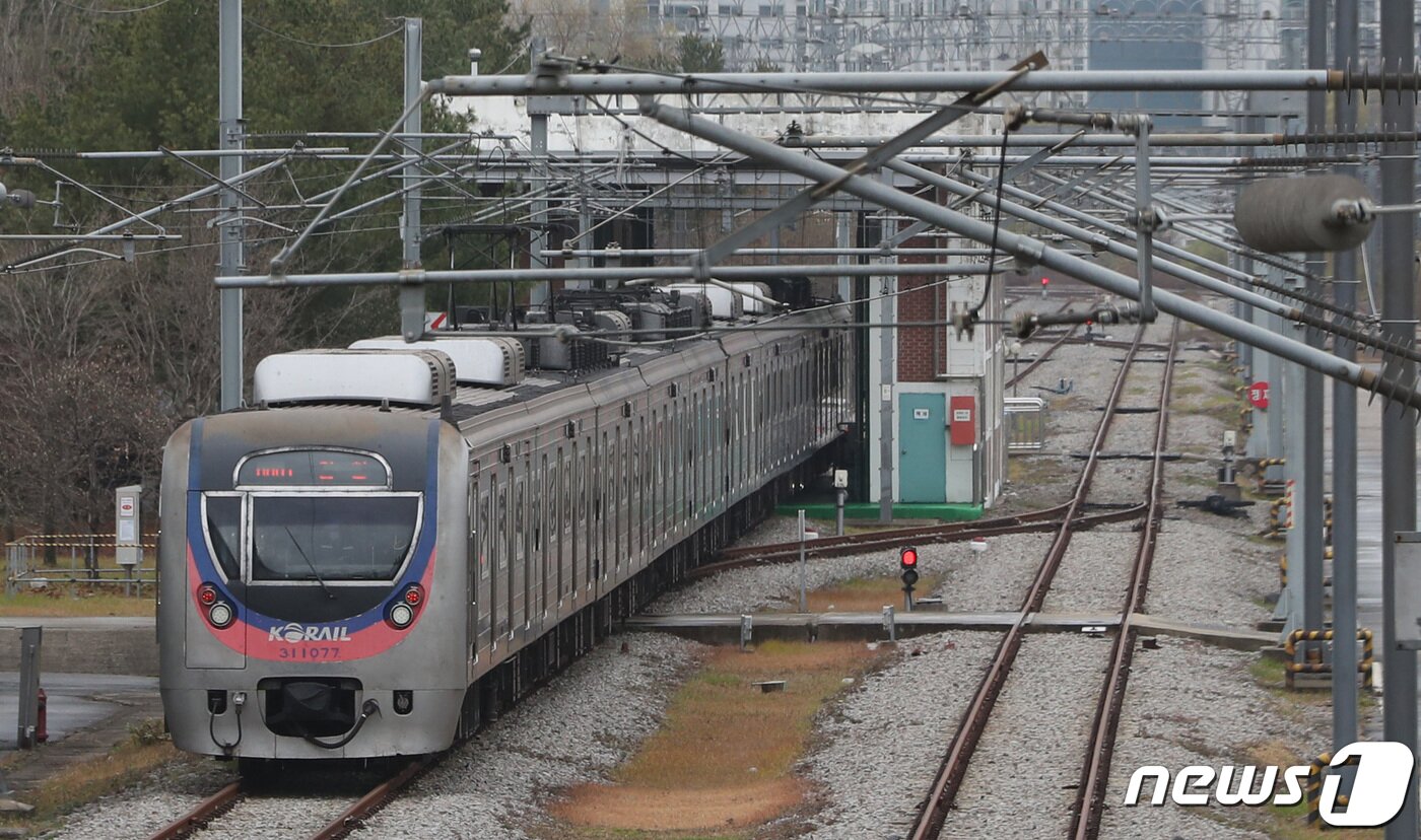 본문 이미지 - 지난달 29일 오전 경기 오산시 수도권 전철 1호선 서동탄역에 위치한 병점차량기지에서 전동차가 운행 준비를 하고 있다. ⓒ News1 김영운 기자