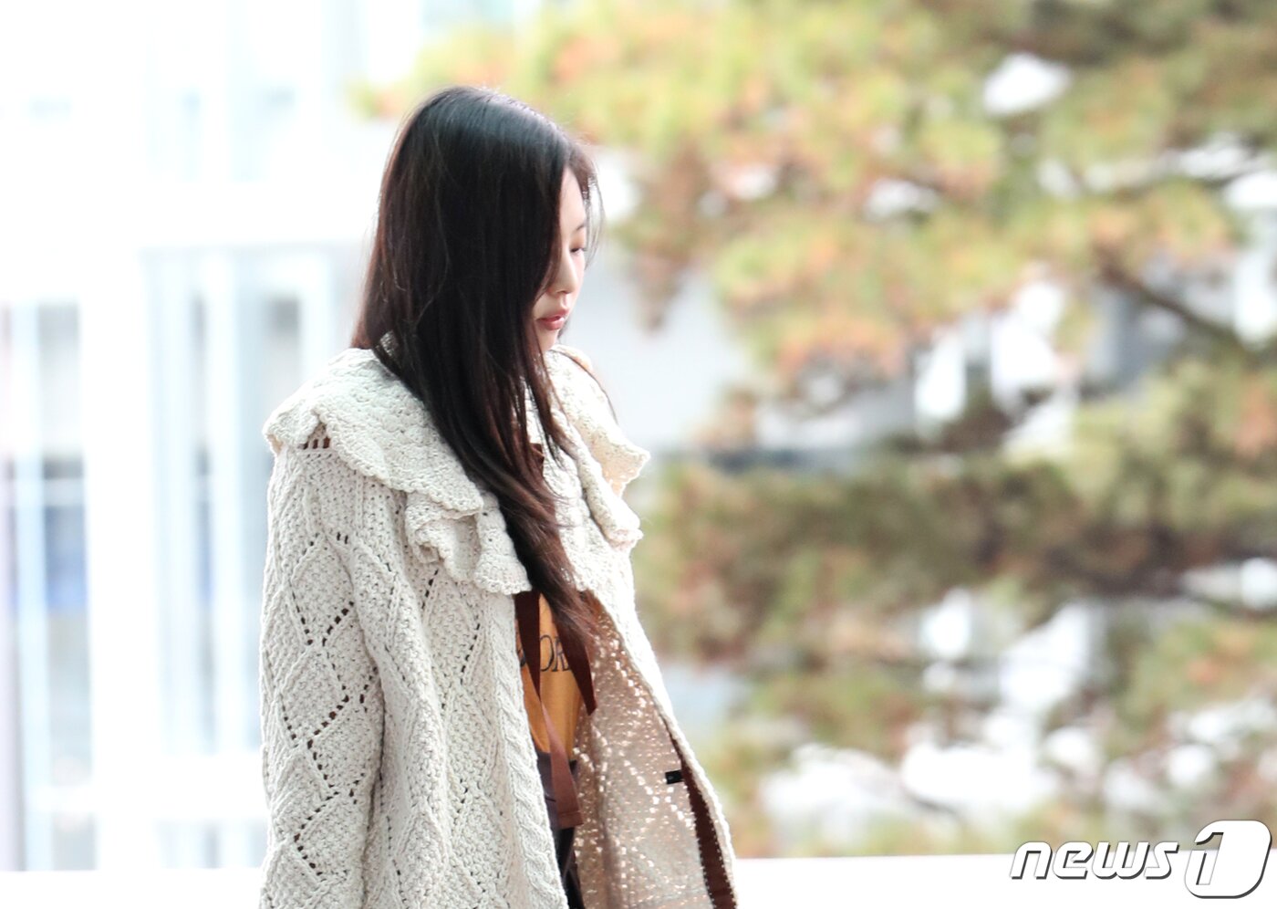 본문 이미지 - 그룹 블랙핑크(BLACKPINK) 제니가 29일 유럽투어를 위해 인천국제공항을 통해 영국 런던으로 출국하고 있다. ⓒ News1 권현진 기자