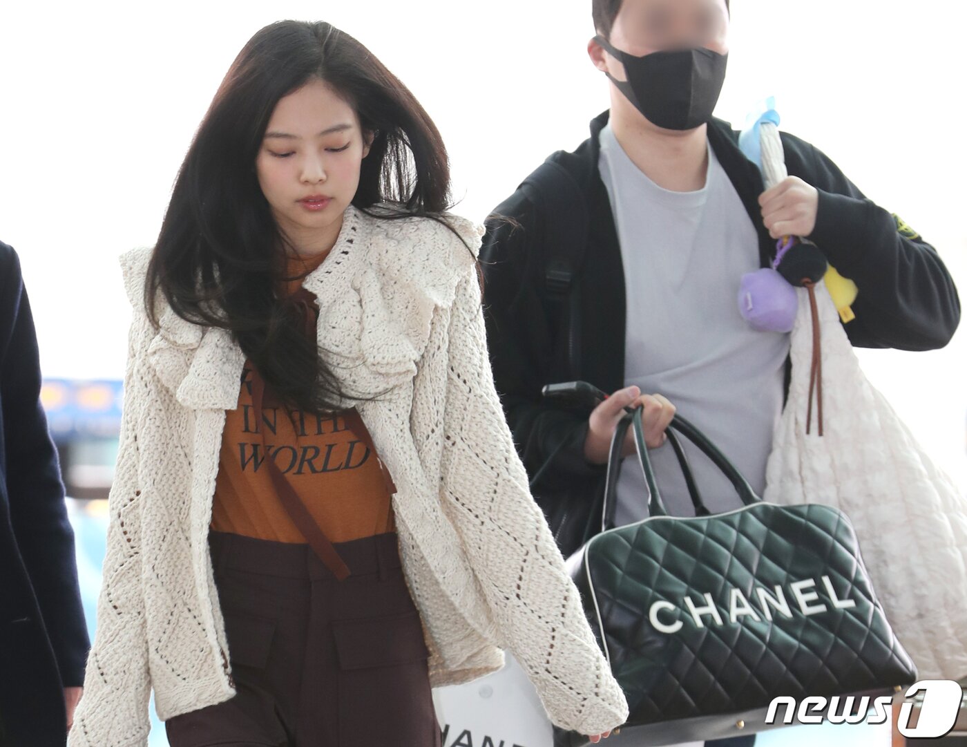 본문 이미지 - 그룹 블랙핑크(BLACKPINK) 제니가 29일 유럽투어를 위해 인천국제공항을 통해 영국 런던으로 출국하고 있다. ⓒ News1 권현진 기자