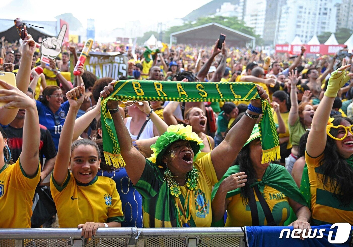 본문 이미지 - 브라질은 28일(한국시간) 카타르 도하의 스타디움 974에서 펼쳐진 2022 국제축구연맹(FIFA) 카타르 월드컵 G조 조별리그 2차전에서 스위스를 1-0으로 제압한 가운데 리우데자네이루 코파카바나 비치에서 축구팬들이 포효하고 있다. ⓒ AFP=뉴스1 ⓒ News1 최종일 기자