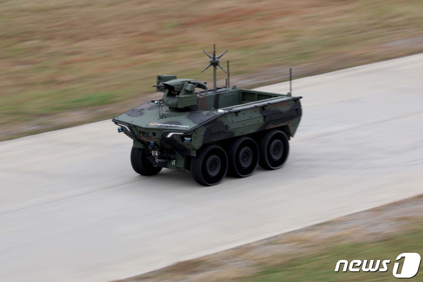 본문 이미지 - 한화에어로스페이스의 다목적무인차량 ‘아리온-스멧(Arion-SMET)’ 성능시연행사에서 아리온-스멧이 고속으로 자율주행하고 있다. 2022.11.29/뉴스1 ⓒ News1 사진공동취재단