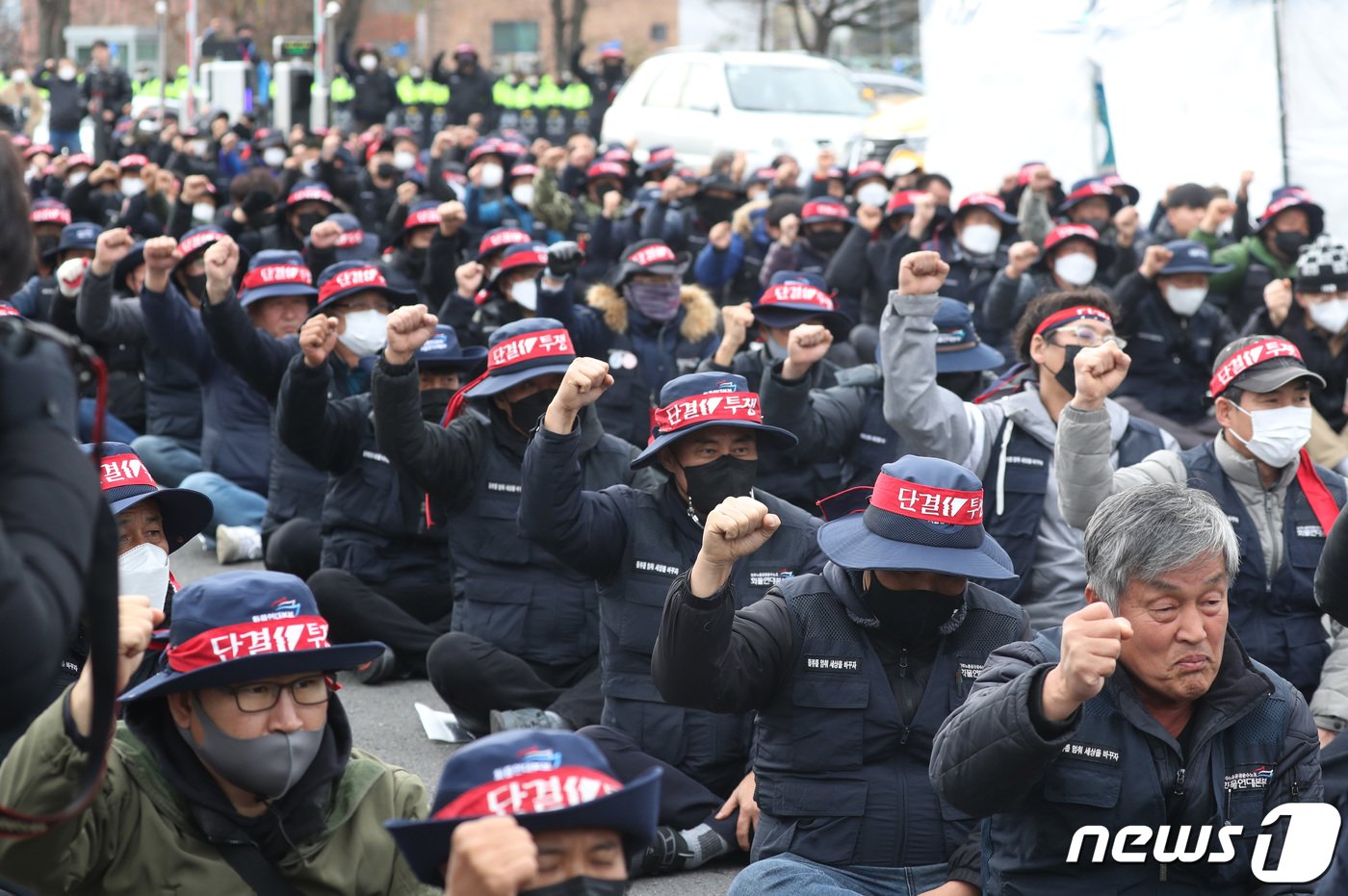 민주노총 공공운수노조 화물연대본부의 집단운송거부&#40;총파업&#41; 행동이 엿새째 이어진 29일 오후 경기 의왕시 화물연대 서경지역본부에서 열린 화물연대 결의대회에서 노조원들이 구호를 외치고 있다. 2022.11.29/뉴스1 ⓒ News1 김영운 기자