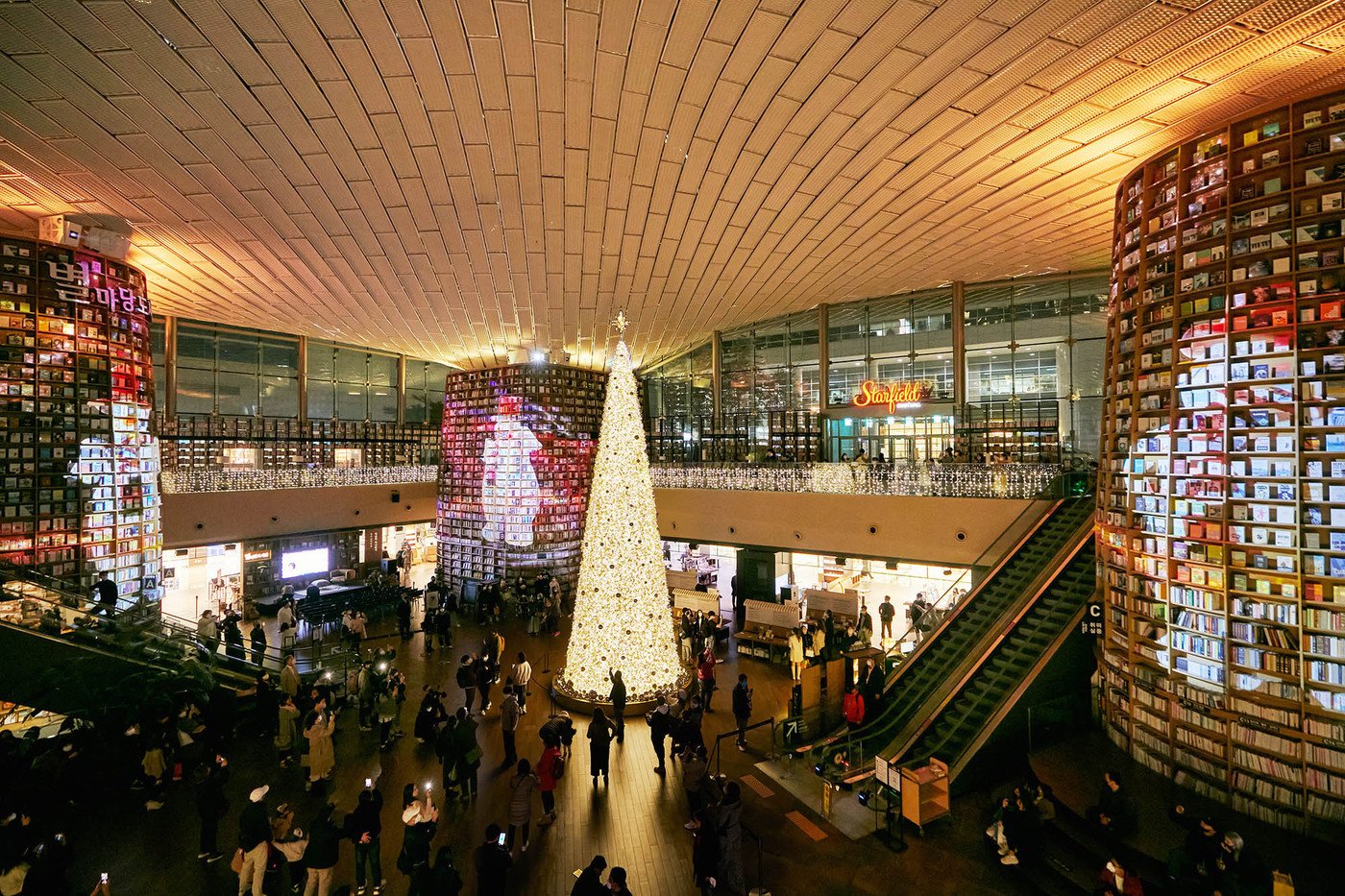  스타필드 코엑스몰 별마당 도서관 전경.&#40;신세계프라퍼티 제공&#41;.