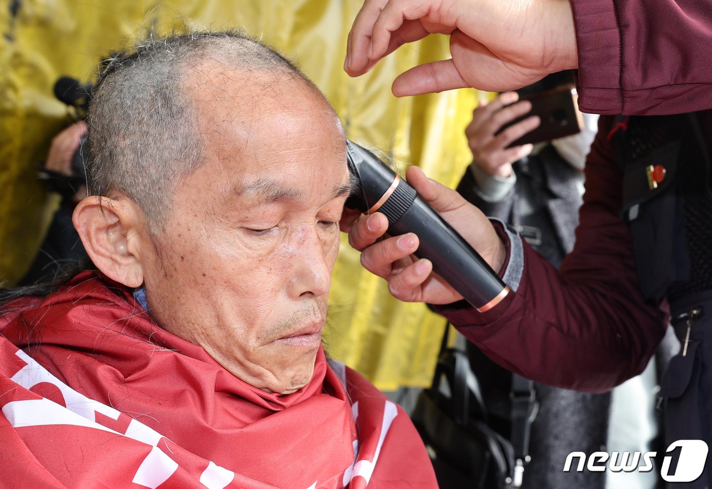 민주노총 공공운수노조 화물연대본부의 집단운송거부&#40;총파업&#41; 행동이 엿새째 이어진 29일 오후 경기 의왕시 화물연대 서경지역본부에서 열린 화물연대 결의대회에서 이봉주 화물연대본부 위원장이 삭발식을 하고 있다. &#40;공동취재&#41; 2022.11.29/뉴스1 ⓒ News1 김영운 기자