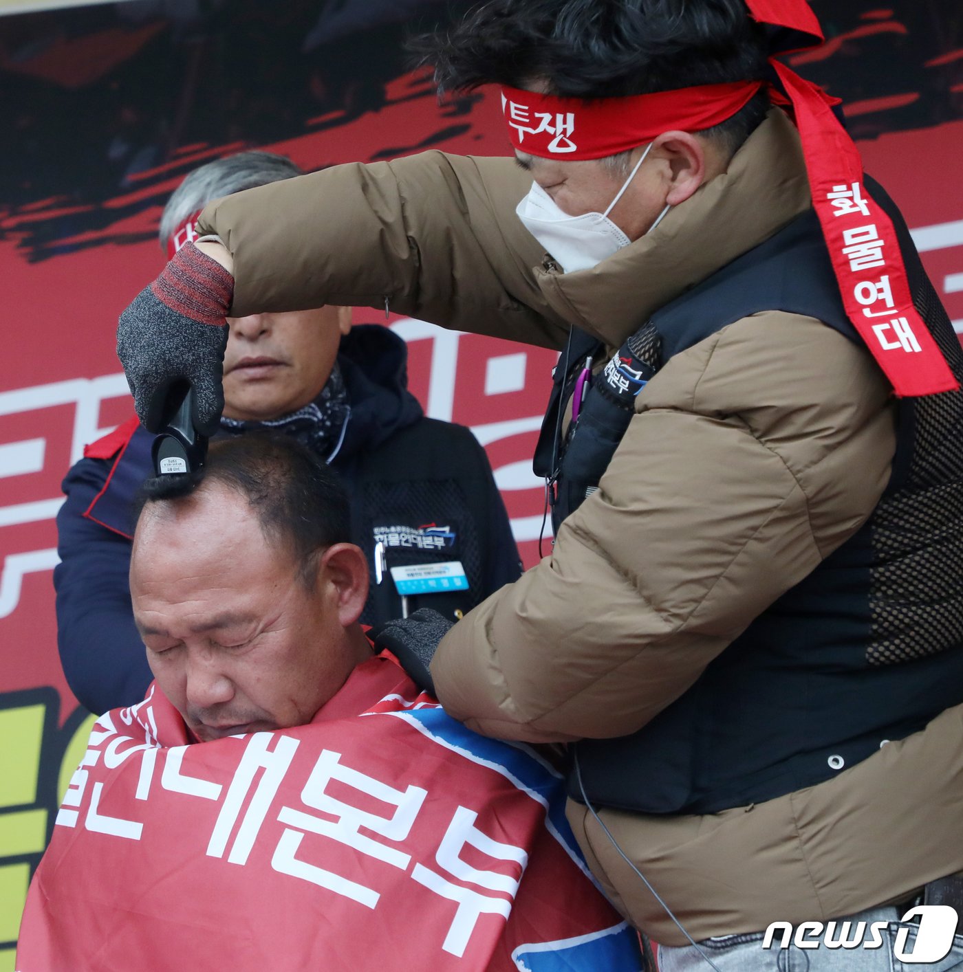 민주노총 공공운수노조 화물연대 전북지역본부 관계자들이 29일 전북 군산시 군산항 3부두 앞에서 가진 총파업 투쟁승리 결의대회에서 삭발식을 하고 있다. 2022.11.29/뉴스1 ⓒ News1 유경석 기자