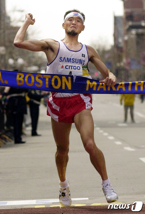 2001 보스턴 마라톤 우승 당시의 이봉주. (대한체육회 제공)