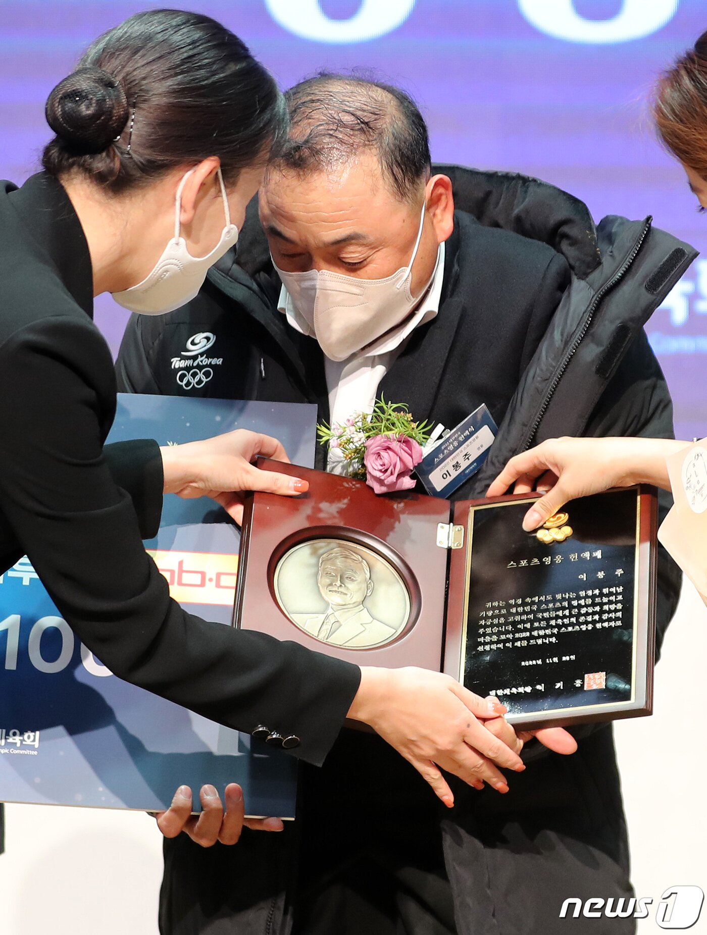본문 이미지 - '국민 마라토너' 이봉주가 29일 오후 서울 송파구 올림픽파크텔에서 열린 '2022 대한민국 스포츠영웅 헌액식'에서 상패를 받고 있다. 2022.11.29/뉴스1 ⓒ News1 구윤성 기자