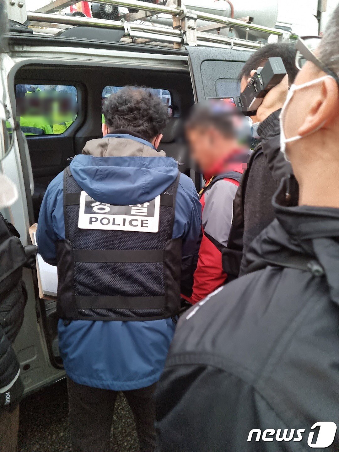 본문 이미지 - 29일 오전 부산 강서구 부산신항 부근 화물연대 집회가 진행되는 천막, 방송차량, 김해지부를 경찰관들이 압수수색하고 있다. (부산경찰청 제공) 2022.11.29/뉴스1 ⓒ News1 김영훈 기자